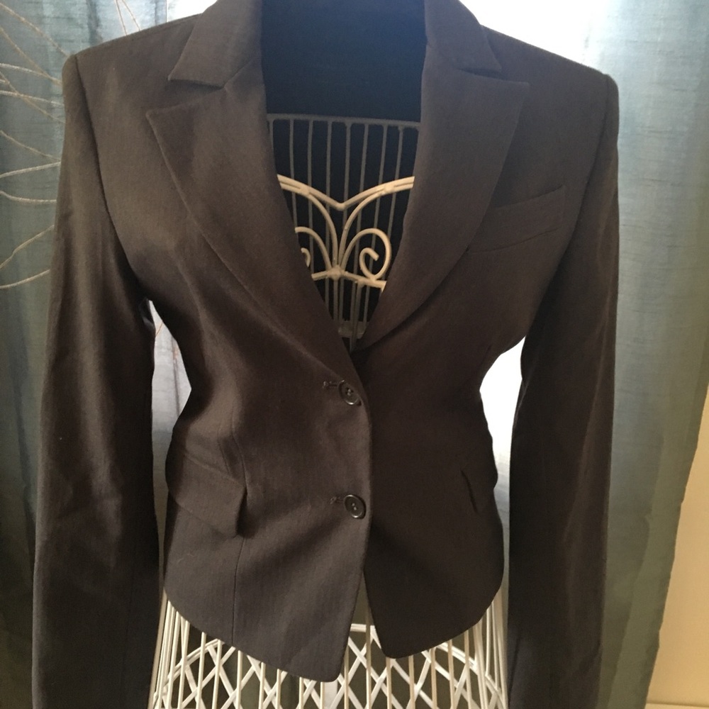 Women’s blazer. 2 button front closure.